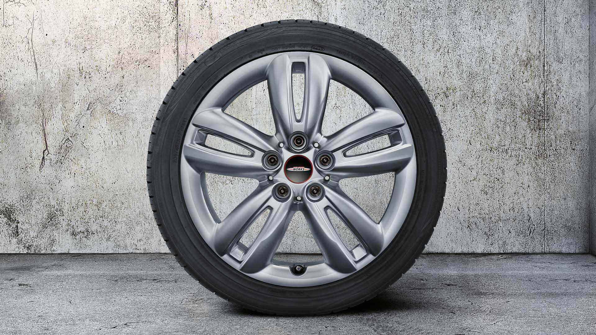 Llanta de aleación ligera Track Spoke 562 en Bright Silver metalizado