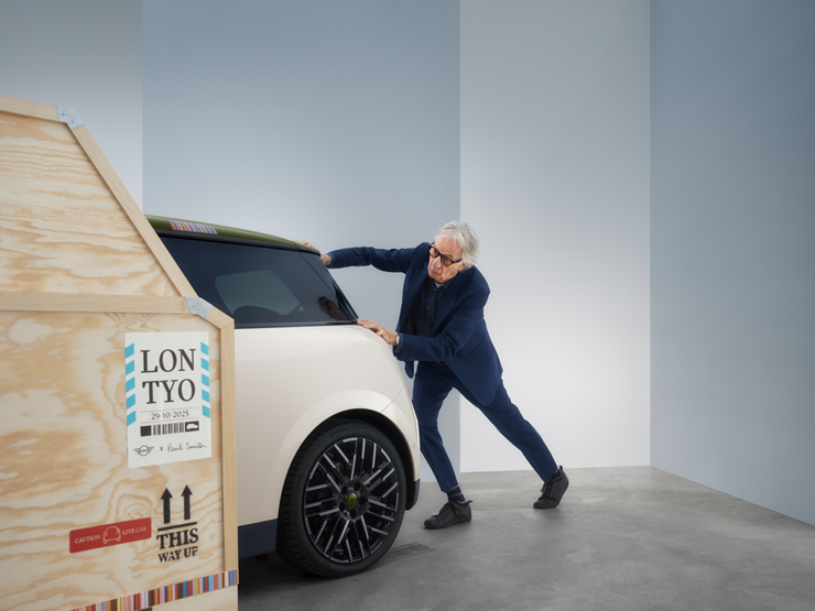 Vista trasera de un MINI Cooper Paul Smith Edition 100 % eléctrico en color Inspired White con Paul Smith detrás del coche