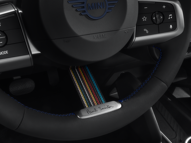 Primer plano del volante de un MINI Paul Smith Edition, en el que se aprecian sus características únicas