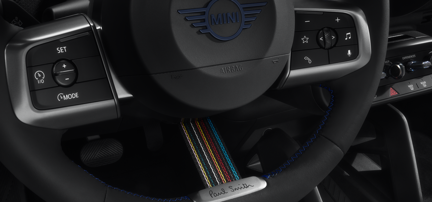 Primer plano del volante de un MINI Paul Smith Edition, en el que se aprecian sus características únicas