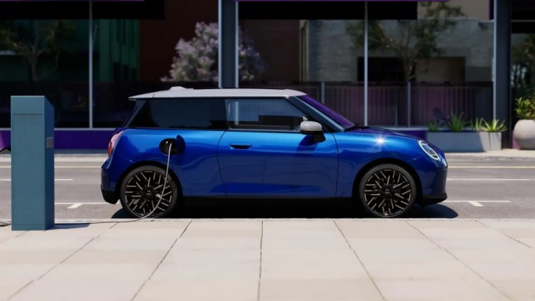 MINI 100% eléctrico - carga - carga en espacios públicos