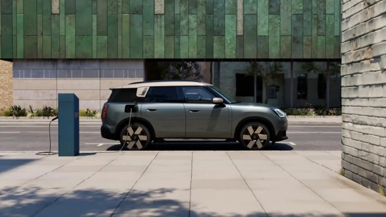 MINI Countryman 100% eléctrico - carga - carga en espacios públicos