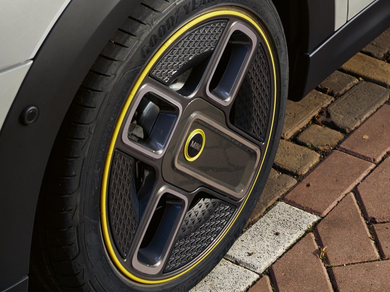 MINI Cooper SE de 3 puertas – llantas de 17" – diseño power spoke 