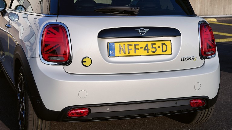 MINI Cooper SE de 3 puertas – tubo de escape – parachoques trasero 