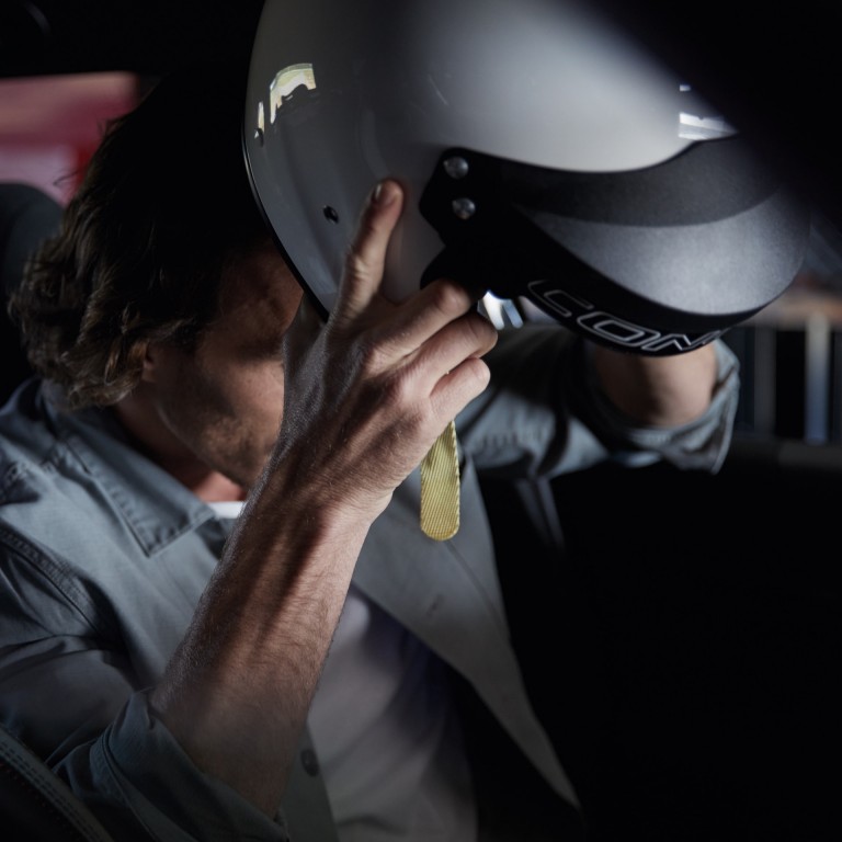 MINI John Cooper Works Clubman – interior – conductor con casco