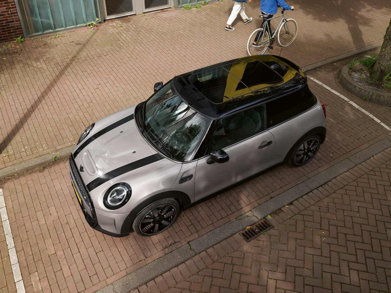 MINI 3 puertas Hatch – gris y negro – techo solar panorámico de cristal