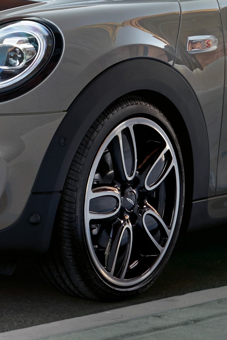 MINI 5-door hatch – wheel close-up