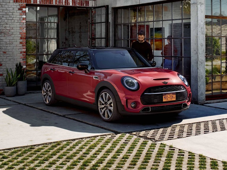 MINI Clubman – rojo y negro – seis puertas