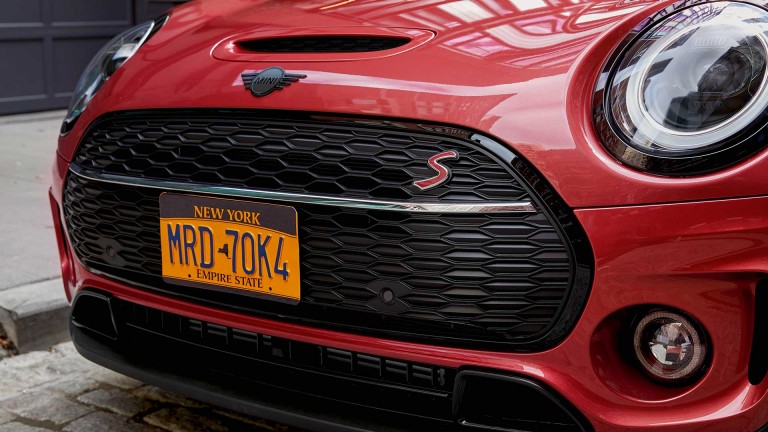 MINI Clubman – rojo y negro – elementos de estilo piano black