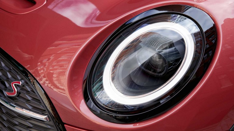 MINI Clubman – rojo y negro – faros adaptables