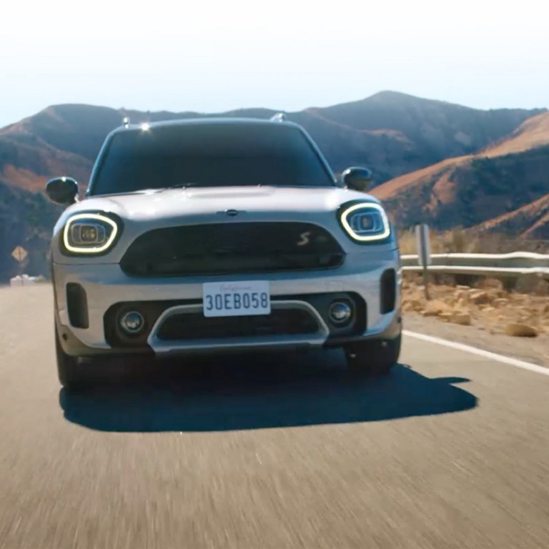 MINI Cooper SE Countryman ALL4 – plateado – vista delantera