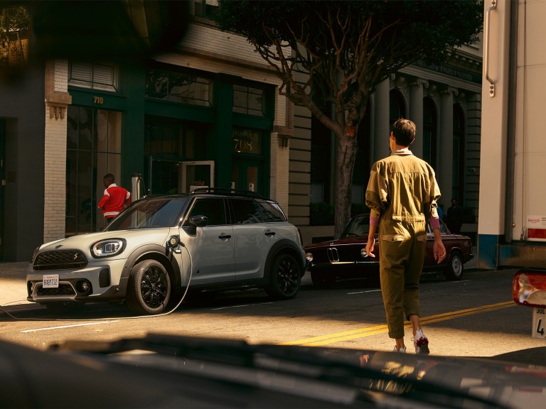 MINI híbrido – carga de batería – redes públicas