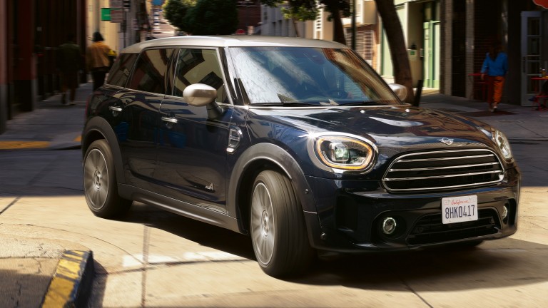 MINI Cooper híbrido – granate – vista frontal lateral