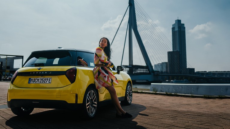 MINI Convertible – blue and white – MINI Mobility Program