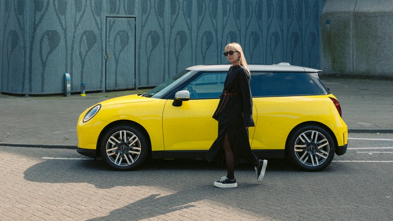 MINI Cooper S Countryman – rojo y negro – Asistencia en carretera MINI